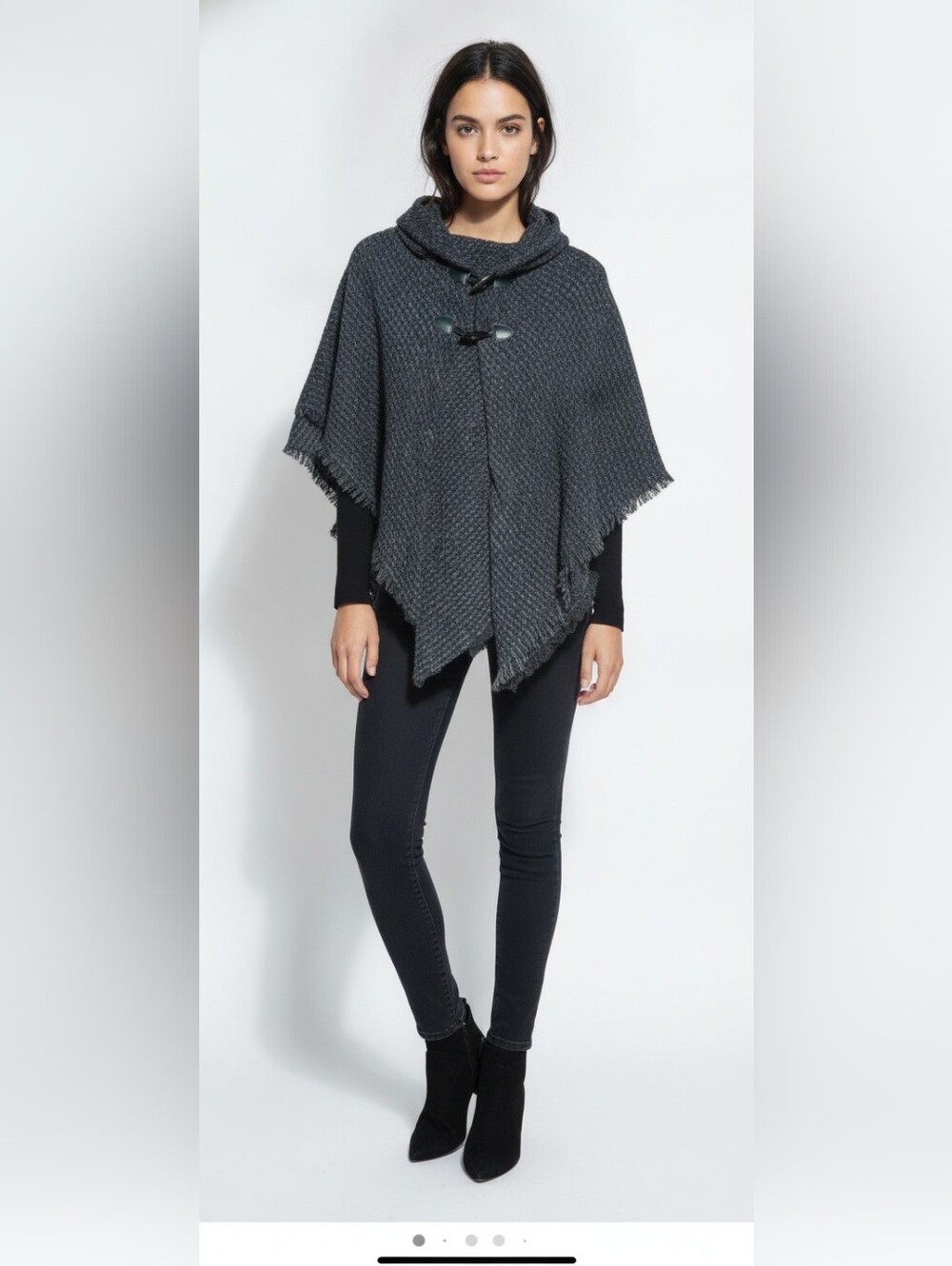 Black & Gray Poncho
OS 
Polyester
Two Closures - Neck and Chest
Big Soft Collar